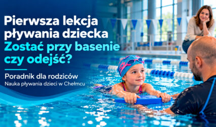 Dziewczynka podczas pierwszej lekcji pływania ćwiczy z deską pod okiem instruktora, a rodzic obserwuje zajęcia z brzegu basenu w Aqua Centrum Chełmiec.