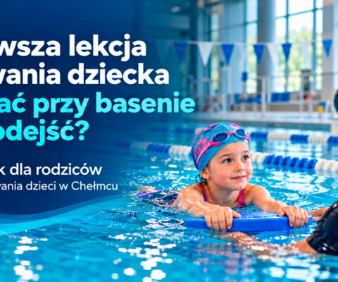 Dziewczynka podczas pierwszej lekcji pływania ćwiczy z deską pod okiem instruktora, a rodzic obserwuje zajęcia z brzegu basenu w Aqua Centrum Chełmiec.